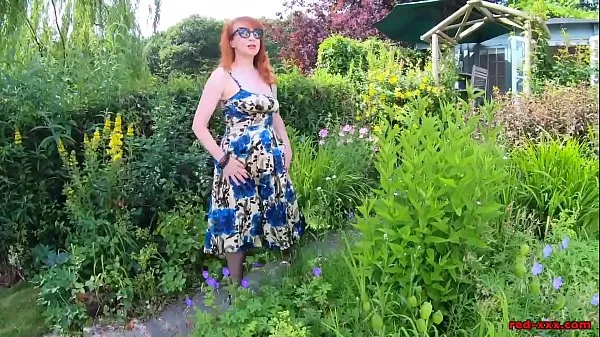 Vroči Mature redhead lifts up her dress and fingers herself outdoors topli filmi