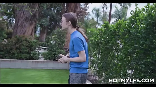 热Big Tits Blonde MILF Brittany Andrews Seduces Neighbor Boy After He Helps Her温暖的电影