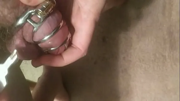 Hotte Breaking off key in chastity cage varme filmer