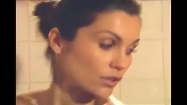 Vroči yyy Flavia Alessandra taking a shower topli filmi
