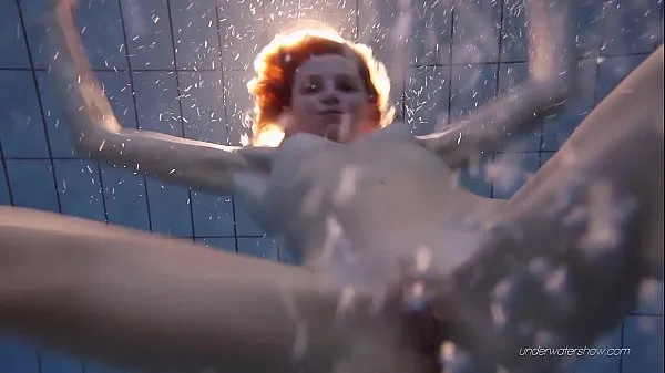 Kuumia Nastya hot blonde naked in the pool lämpimiä elokuvia