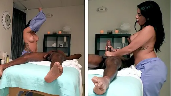 NICHE PARADE - Un mec noir avec une grosse bite se fait branler dans un salon de massage ombragé Films chauds