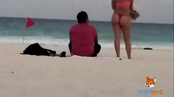 Gorące Showing my ass in a thong on the beach and exciting men, only two dared to touch me (full video on my premium xvideos channelciepłe filmy