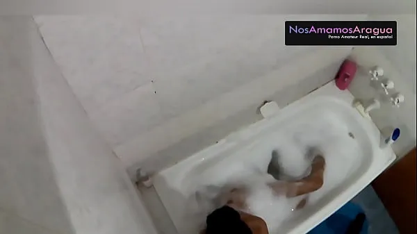 Film caldi Telecamera nascosta nella vasca da bagno mentre una giovane donna si masturba il culo, lei entra e scopa così fortecaldi