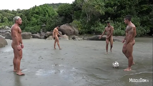 Naked football on the beach Filem hangat panas