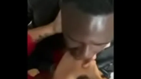 热Interracial milf sexy kissing! Anyone know her name温暖的电影