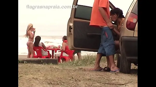 热Naughty couple has oral sex in public on the beach in Mongaguá - SP温暖的电影