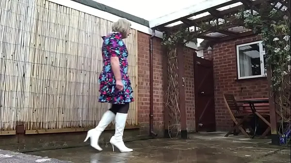 热Crossdresser Exposed outdoors in white boots温暖的电影