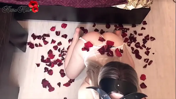 Heiße Schöne sinnliche Babe fickt in Rosenblättern am Valentinstagwarme Filme