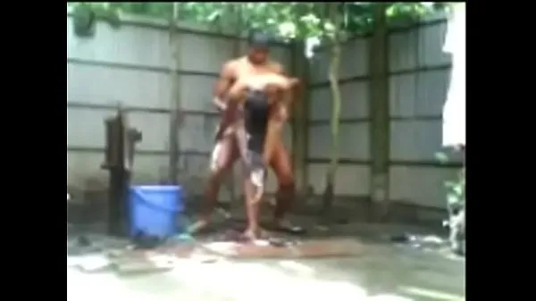 Indian Girl Bathing outside nude and faking a street boy Film hangat yang hangat