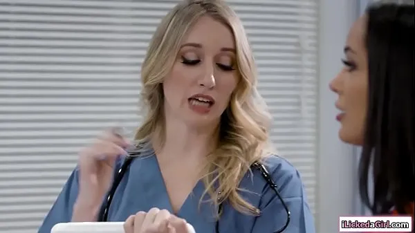 Vroči Dyke nurse facesitting her blonde senior topli filmi