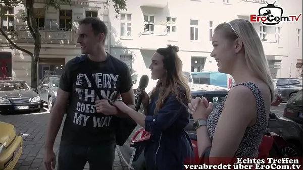 Heiße Reporterin sucht Mann und Frau auf der Straße für ein echtes Sextreffenwarme Filme