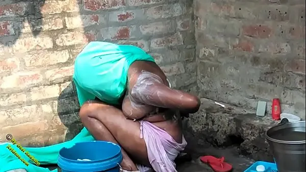 Kuumia Indian Village Desi Bathing Video In Hindi Desi Radhika lämpimiä elokuvia