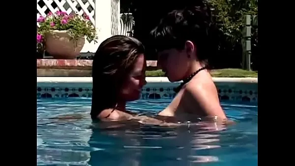 Quente Pequena garota exótica lambendo a buceta da namorada na piscina Filmes quentes