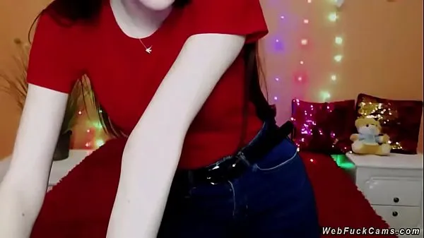 热Solo pale brunette amateur babe in red t shirt and jeans trousers strips her top and flashing boobs in bra then gets dressed again on webcam show温暖的电影
