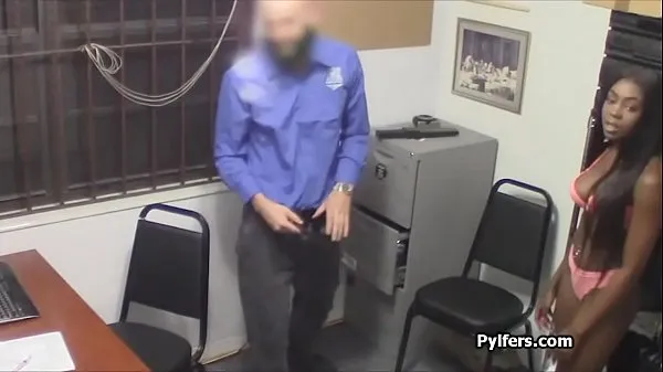 Vroči Ebony thief punished in the back office by the horny security guard topli filmi