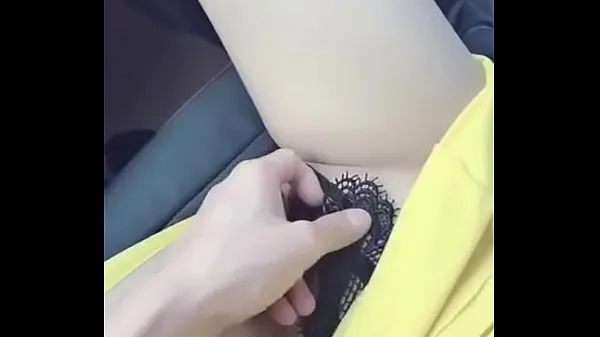 Kuumia Horny girl squirting by boy friend in car lämpimiä elokuvia
