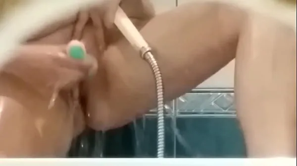 voyeur shaved girl in the shower Film hangat yang hangat