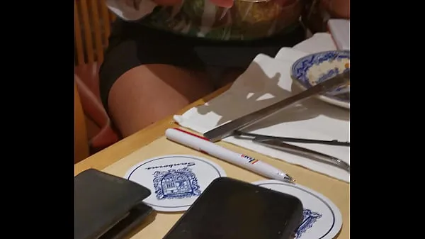 Kuumia Flashing white panties in a restaurant lämpimiä elokuvia