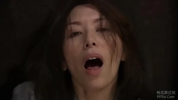 Горячие Японская жена мастурбирует, когда ловит двух незнакомцевтеплые фильмы