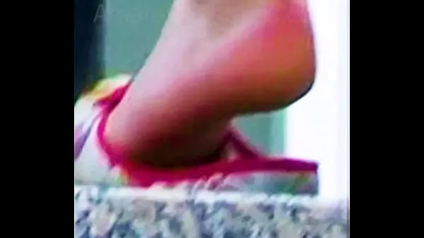 Heiße Girl schlüpft mit ihrem verschwitzten Füssen Schuh aus ihren Ballerinaswarme Filme