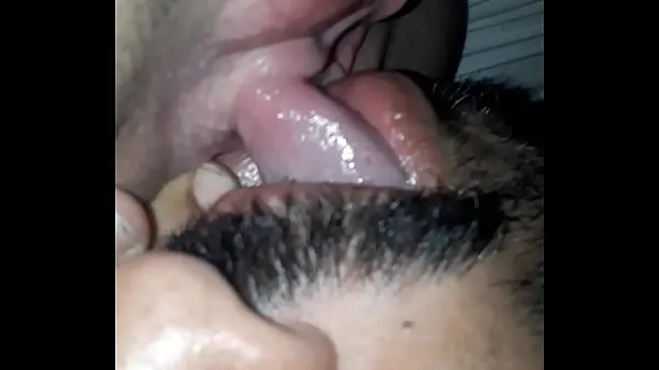 Young girl getting a blowjob on her pepeka with tongue piercing Film hangat yang hangat