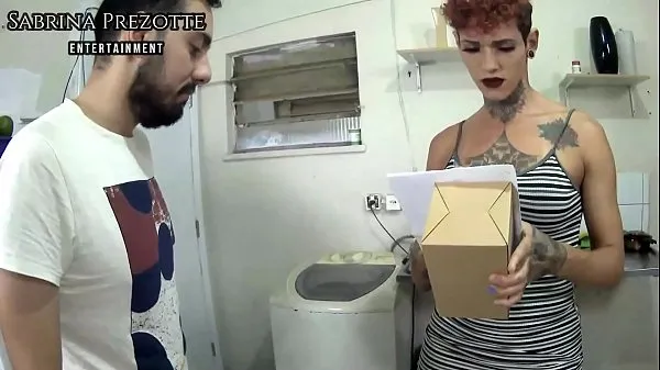 Vroči Bearded delivery man falls head over heels on the hot transvestite's dick and leaves with a face full of milk, complete with RED topli filmi