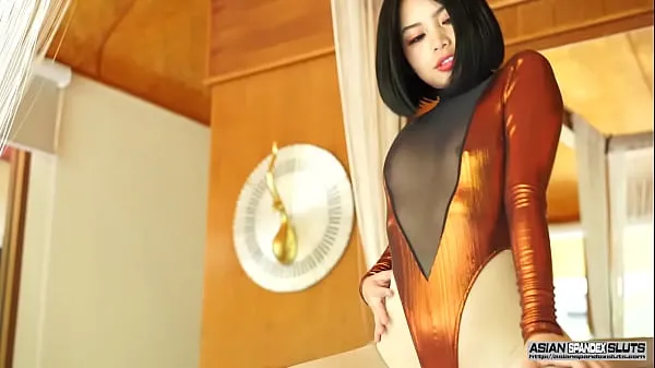 Heiße Japanisches Mädchen Niko im transparenten Gymnastikanzug und in den glänzenden Strumpfhosenwarme Filme