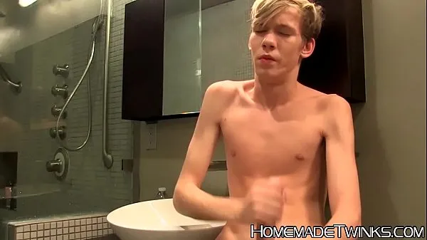 Gorące Twink has some homemade fun with his very massive hard penisciepłe filmy