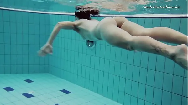 뜨거운 Submerged in the pool naked Nina 따뜻한 영화