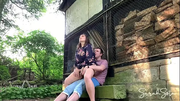 Gorące Outdoor sex at an abondand farm - she rides his dick pretty goodciepłe filmy