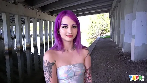 热YNGR - Hot Inked Purple Hair Punk Teen Gets Banged温暖的电影