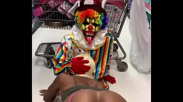 Hotte Gibby The Clown gets head in store varme filmer