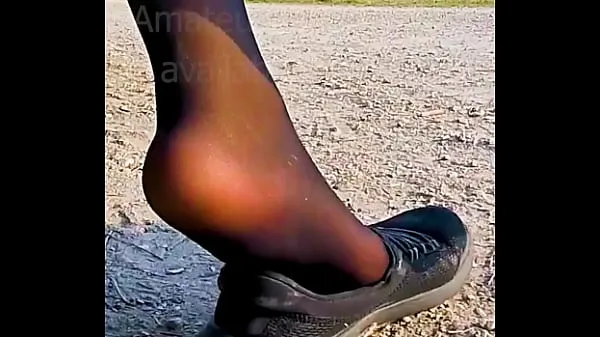 Žhavé Shoeplay Dangling Dipping Nylons sneakers Feet footfetish clip video foot toe Girl slips out of her sweaty stinky shoes žhavé filmy