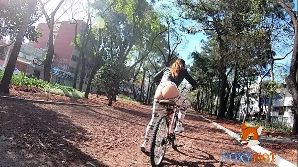 Gorące bike trip and showing my ass in thongciepłe filmy