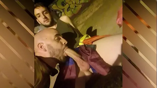 Hotte Sucking my friend in public with people passing in front varme film