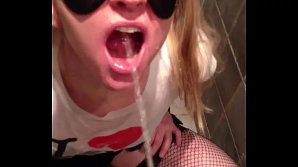 Hotte Piss in sluts mouth - and she enjoys drinking it varme film