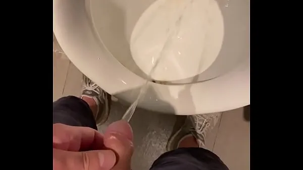 Kuumia Tiny useless foggot cock pee in toilet lämpimiä elokuvia