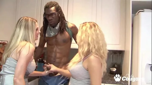 گرم Scarlett Wild and Britney Young Let A Black Man Cum All Over Them گرم فلمیں