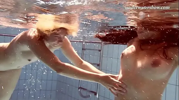 Film caldi Teens undressing in the pool in publiccaldi