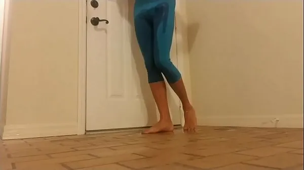 Hotte Shemale urinating in yoga pants varme film