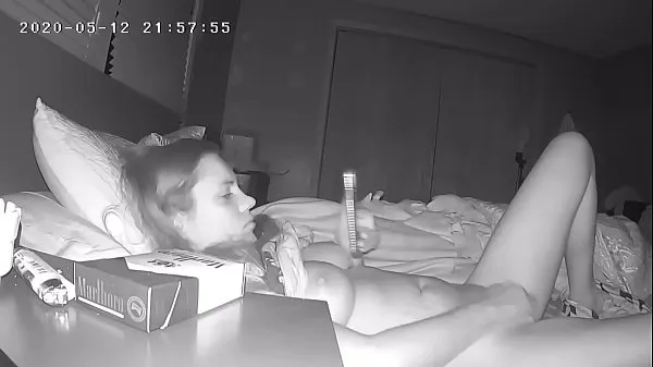 Vroči Shy Slut Plays With Her Pussy Before Bed Hidden Cam topli filmi
