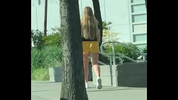 뜨거운 Gringa walking in shorts down the street 따뜻한 영화