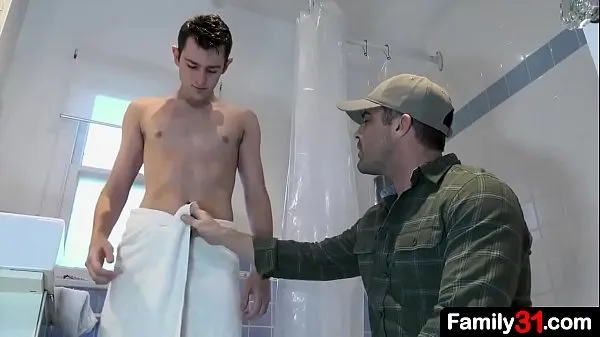 뜨거운 Stepdad walks in on the boy taking a shower and is captivated by his youthful body 따뜻한 영화
