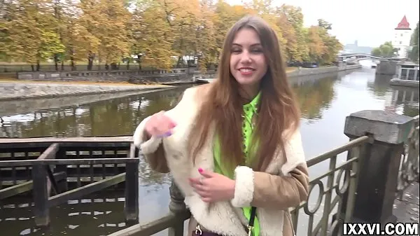 热Pickup of a young Ukrainian girl and her quality blowjob. Elle Rose with Vira Gold温暖的电影