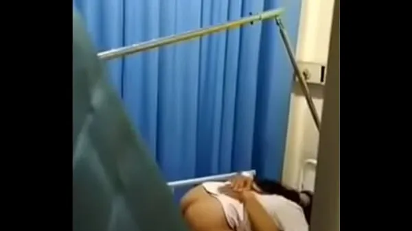 Une infirmière est surprise en train de coucher avec un patient Films chauds