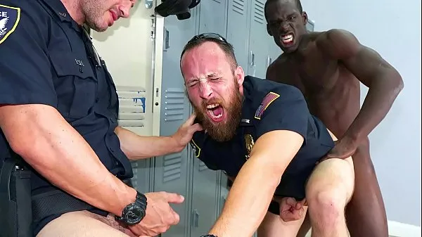 Hotte Two horny cops fucked by a black thug varme filmer