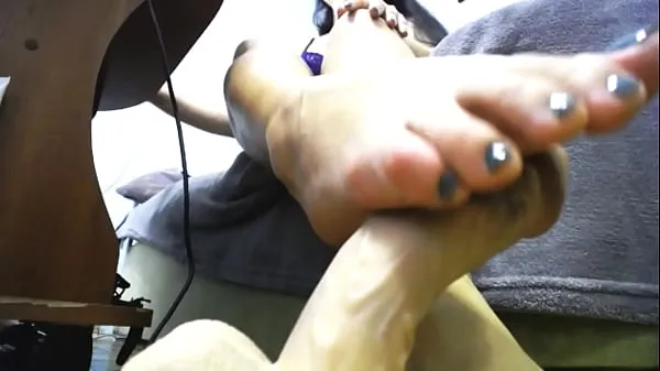 Girl Paints Nails On Hands And Feet Closeup - Foot Fetish Film hangat yang hangat