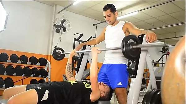 Vroči PERSONAL TRAINER SAFADO EATS YOUR CUSTOMER IN THE MIDDLE OF THE ACADEMY topli filmi