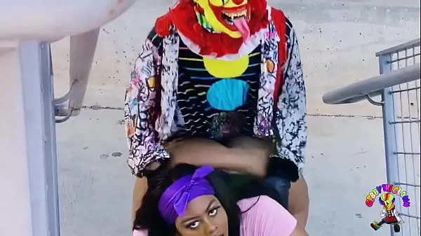 Gorące Juicy Tee Gets Fucked by Gibby The Clown on A Busy Highway During Rush Hourciepłe filmy